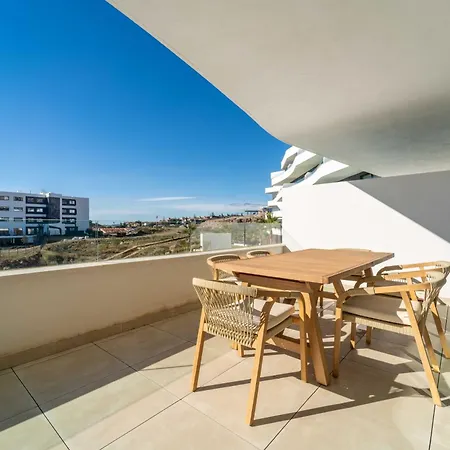 아파트 The West Breeze 2bedroom Poolview Terrace, Higueron West, 푸엔히롤라