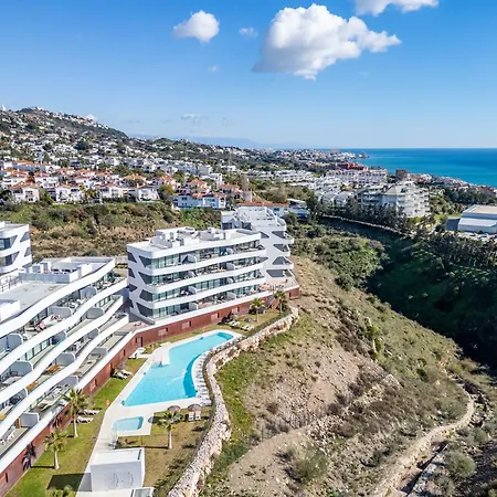 The West Breeze 2bedroom Poolview Terrace, Higueron West, 푸엔히롤라
