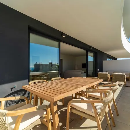 The West Breeze 2bedroom Poolview Terrace, Higueron West, 푸엔히롤라
