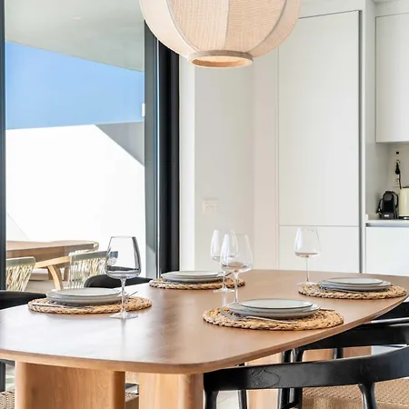 The West Breeze 2bedroom Poolview Terrace, Higueron West, 푸엔히롤라