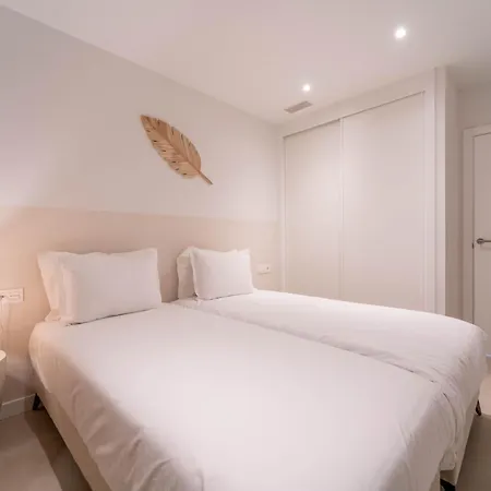 The West Breeze 2bedroom Poolview Terrace, Higueron West, 아파트